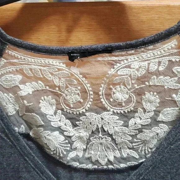 Grey t-shirt with lace - Picture 2 of 5